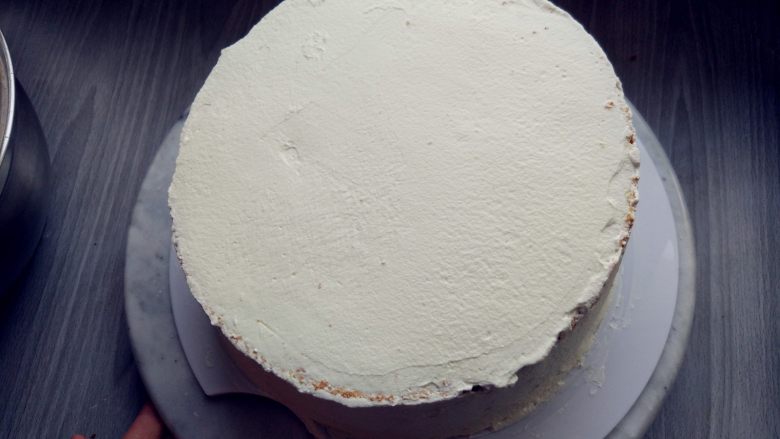 森林之子——立体裱花蛋糕,一个摞一个，完成后大致抹平表面和四周。抹面我用的淡奶油，是之前做蛋糕剩的，这样节省了奶油霜的用量，不然奶油霜差不多要增加一倍。