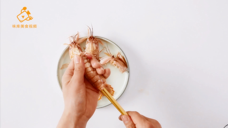 如何剥皮皮虾不扎手，学会这三种方法就够了,用筷子插入尾部