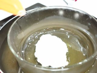 杏仁瓦片酥,蛋白(60g)＋糖(100g)隔水融化，要不停的搅拌（用500~600w的电磁炉最低温度）低温，很重要。