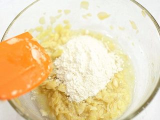 杏仁瓦片酥,加入低筋面粉(25g)，加入黄油(12.4g)（黄油融化）搅拌均匀。