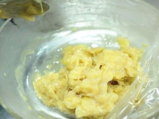 杏仁瓦片酥,用保鲜膜包好放入冰箱冷藏至少两个小时，拿在手上有点浓稠。