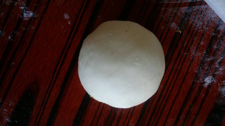 麦饼,案板上撒些干面粉，把包好的饼胚放在干面粉上用手轻轻按压扁