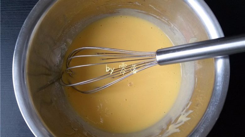 酸奶小蛋糕,将蛋黄盆材料用手动打蛋器搅拌均匀；