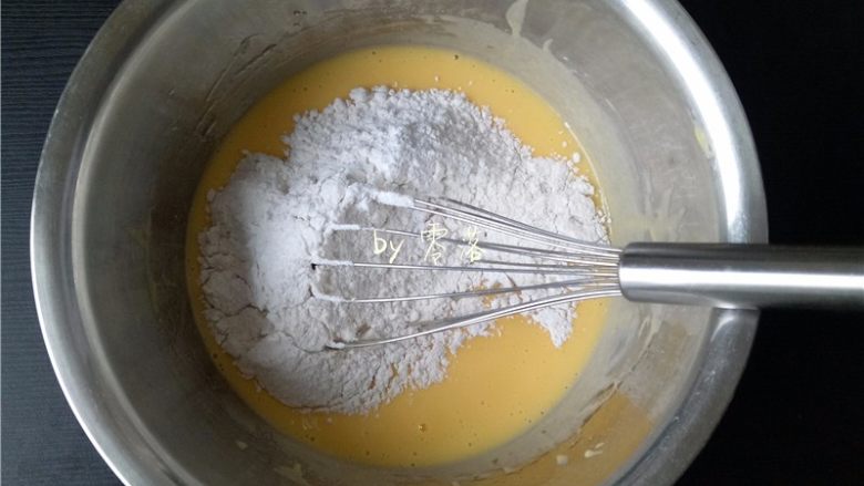 酸奶小蛋糕,筛入低筋面粉、玉米淀粉；
