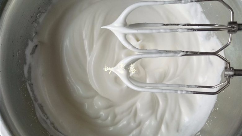 酸奶小蛋糕,蛋清盆用电动打蛋器打发，提起打蛋头，蛋白霜能拉出小尖角，即可停止打发；