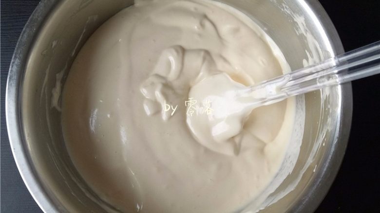 酸奶小蛋糕,再将蛋黄盆所有材料倒入蛋白霜，再用刮刀由下而上翻拌均匀；