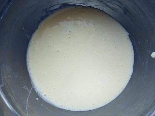 维尼熊流心芝士挞,将辅料中的内馅按照顺序加入一起，拌匀。奶油奶酪可隔温水稍融化再操作