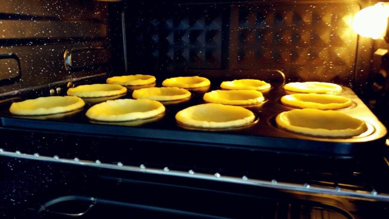 维尼熊流心芝士挞,入预热好的烤箱，上火190度，下火170度，烤10分钟左右。具体时间和温度要根据不同烤箱实际炉温酌情增减，原配方是上/下火分别为205/18
