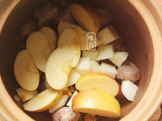 苹果梨子汤,将所有材料都放入汤煲内。