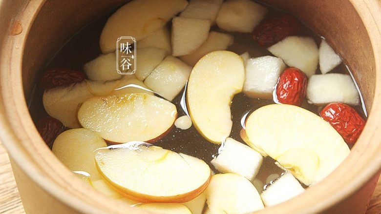 苹果梨子汤,放入适量清水。(水量：大约2L左右)盖上锅盖。大火沸腾后转小火煲1个小时。