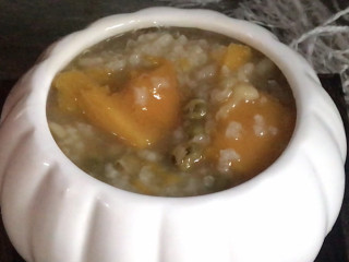 绿豆南瓜粥,出锅装碗