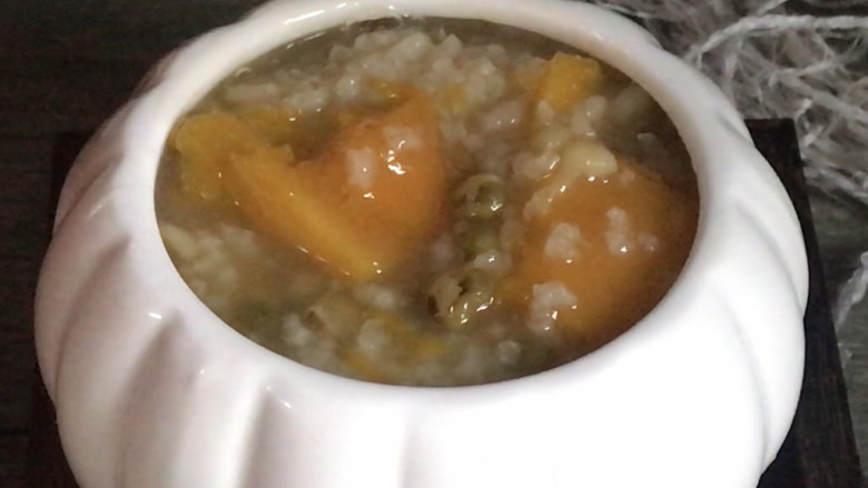 绿豆南瓜粥,出锅装碗
