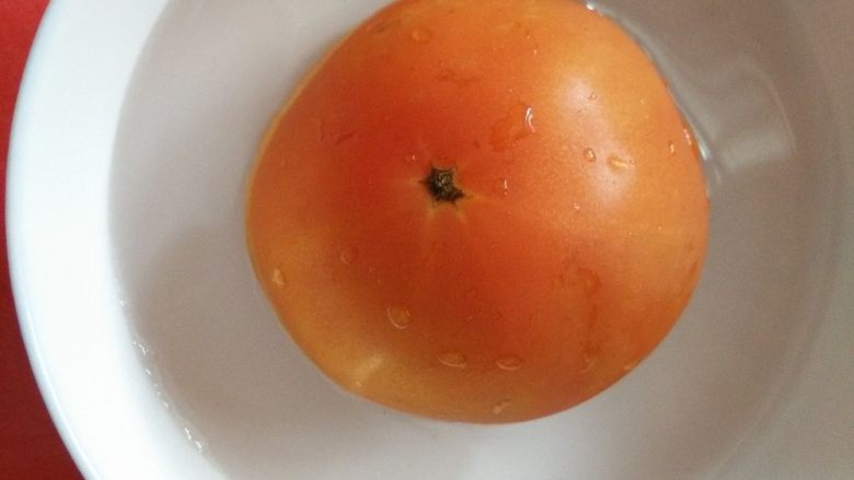 番茄烩鲽鱼片,番茄用热水烫一下去皮