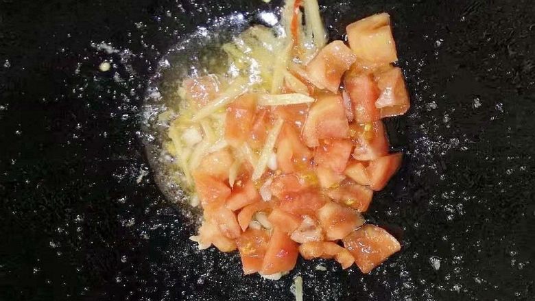 番茄烩鲽鱼片,
然后下入番茄翻炒