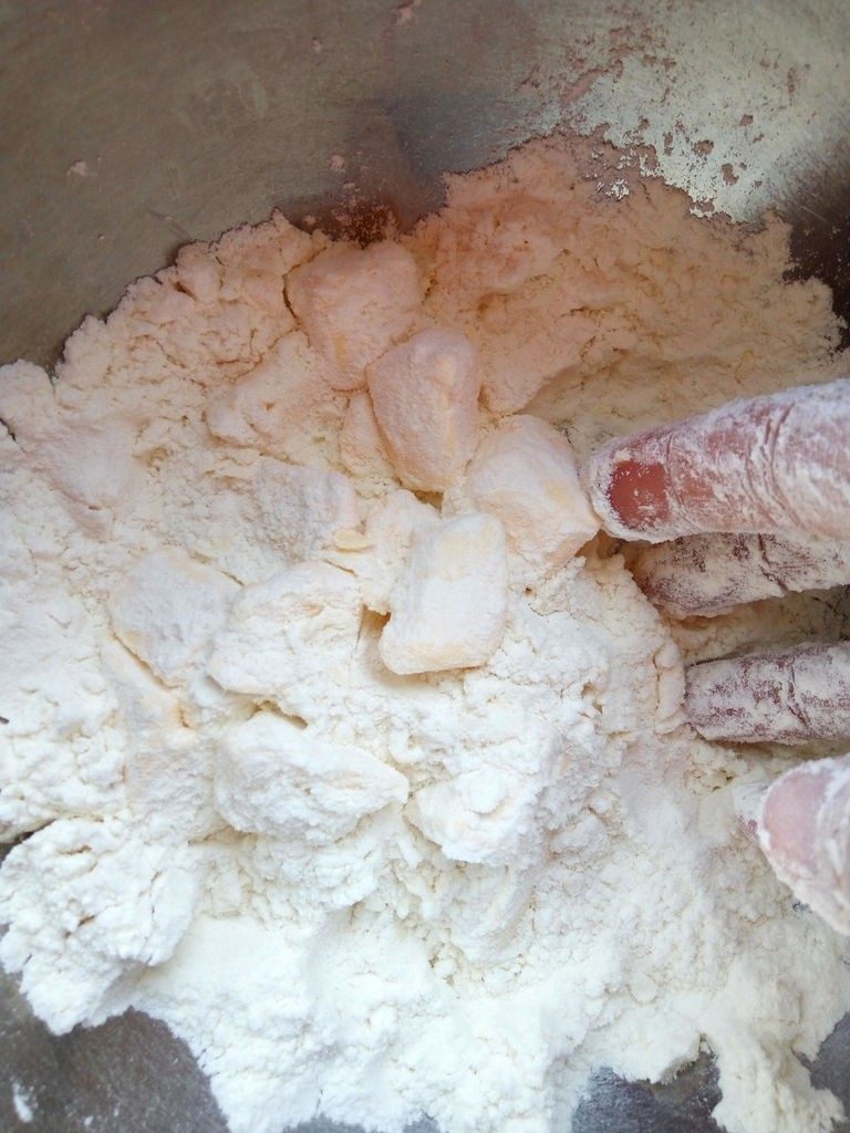 咸香黑芝麻椒盐酥饼,制作油酥：（主料中标注B的食材和用量）
将低筋粉100克和切成小块的冷冻黄油60克混合，用手搓揉成团