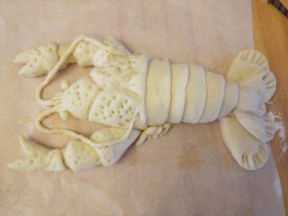 龙虾面包,搓细条，摆好长须，接头在剪开的嘴部下方