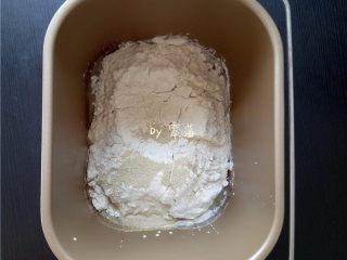 蜜豆餐包,将除蜜豆外的所有材料都放入面包机内胆，盐和酵母分别放在两端；