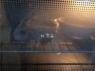 蜜豆餐包,将模具放入烤箱中层，放入两盆开水，启动“发酵”程序；