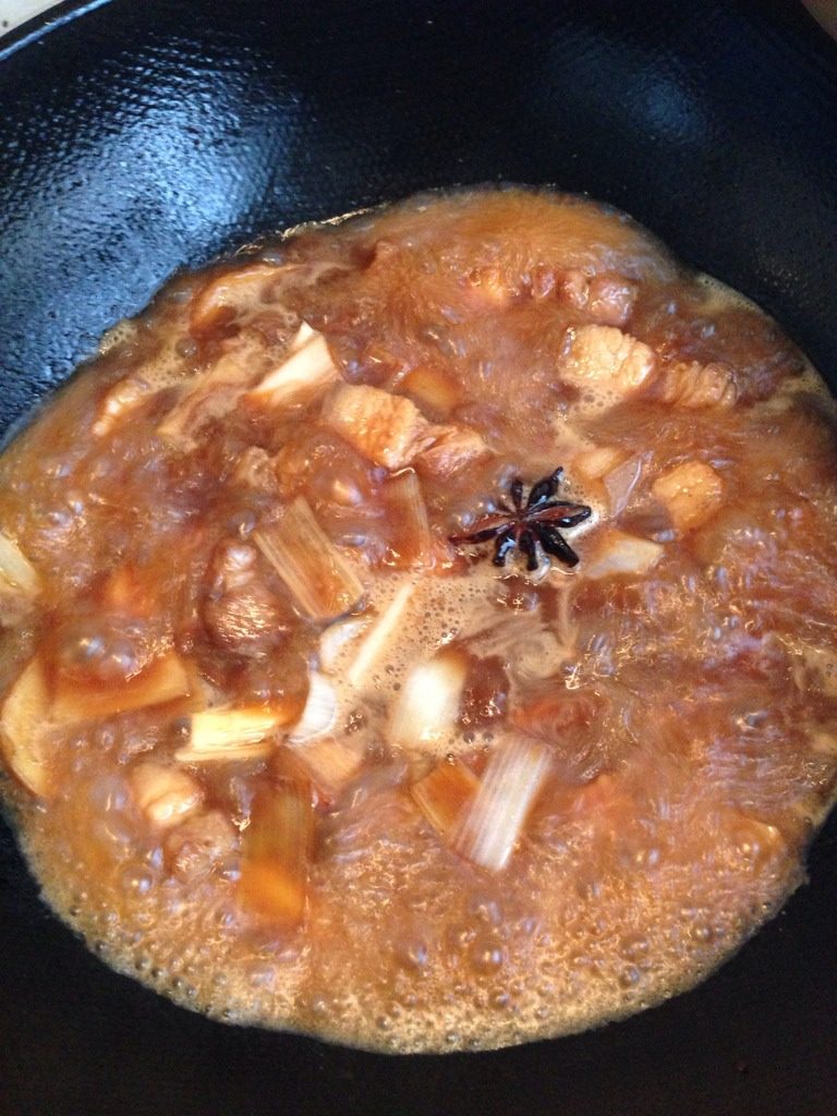 懒人秘制红烧肉,将汤靠干，加入一勺味精，盛出。