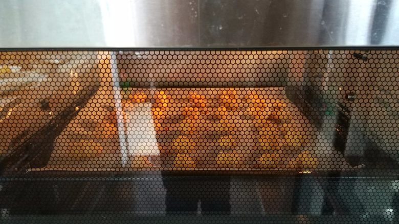 香烤鱼米花,烤箱180度预热，预热完成后，放入烤盘，180度，烤10分钟左右。时间结束后，取出。