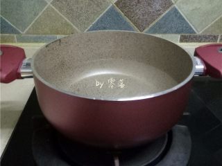 凉拌土豆片,煮锅调入适量清水；