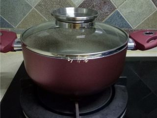 凉拌土豆片,加盖，将水烧开；
