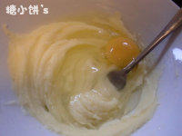 杏仁挞,一个个加入鸡蛋（或者分次加入蛋液）搅匀