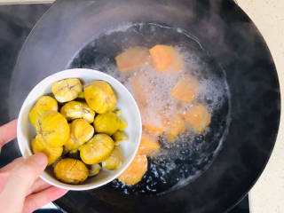 红薯栗子糖水,大火煮熟，加入板栗