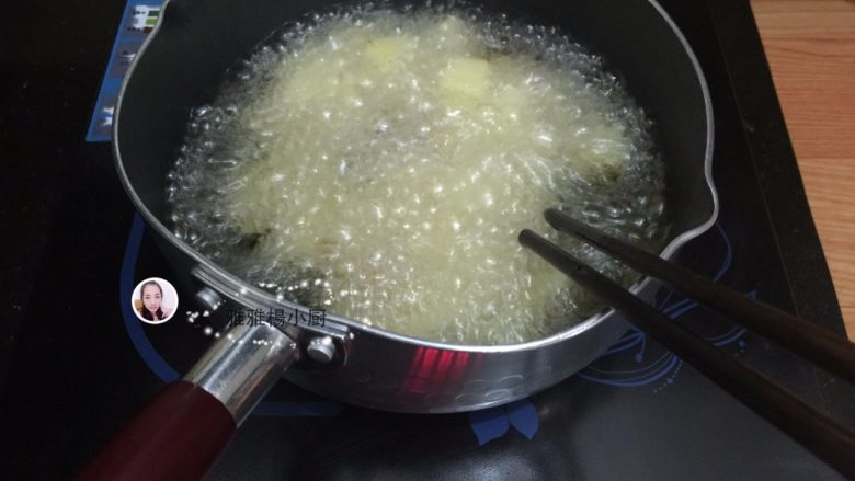 罗勒酱土豆（快手菜）,锅里坐油烧热，把土豆炸至金黄