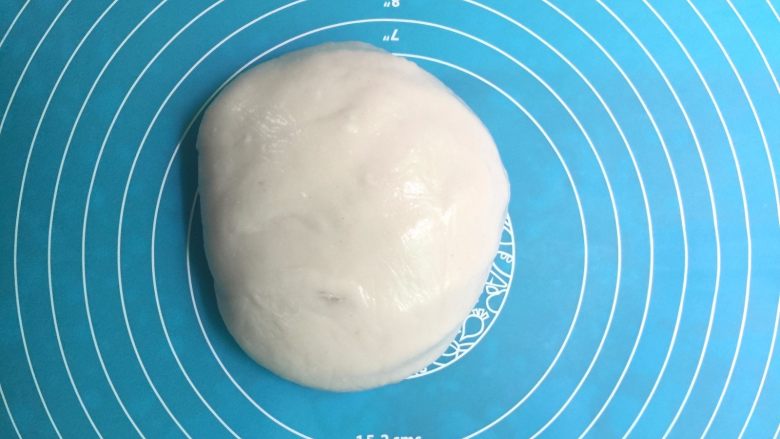 潮汕粉粿(面包机版),取出的粿皮用保鲜膜盖住，醒20分钟