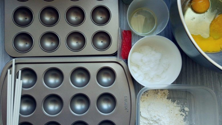 皮诺曹棒棒糖蛋糕,准备好各种材料，预热烤箱，上下管160度10分钟。
