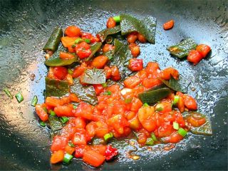 鲜虾番茄面鱼儿,西红柿丁和海带丁在锅中炒制一下，味道会更美