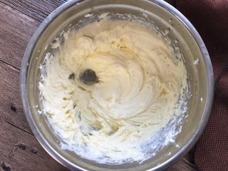 榴芒千层蛋糕,这个时候可以打发奶油，奶油加糖粉打折9分发，不流动。