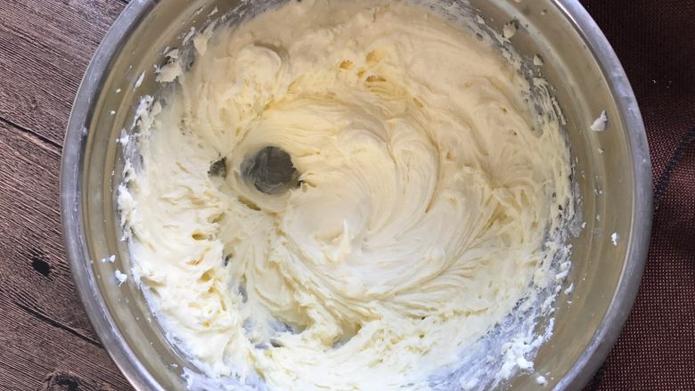 榴芒千层蛋糕,这个时候可以打发奶油，奶油加糖粉打折9分发，不流动。