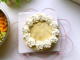 榴芒千层蛋糕,放在蛋糕盒的底座上或者容器上，裱好喜欢的花。