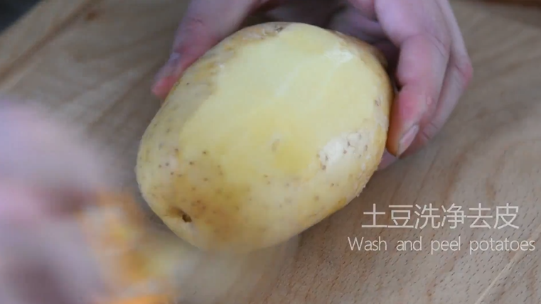 薯片厂家都急坏了，2分钟学会这款香辣薯片,土豆洗净去皮