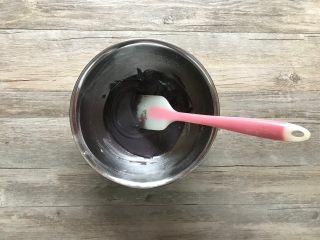 黑米戚风蛋糕卷,筛入黑米粉和低粉。
手抽之字形打至面糊细腻无颗粒。

