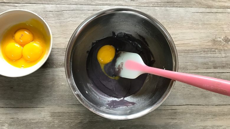 黑米戚风蛋糕卷,分三次加入蛋黄。