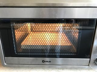 黑米戚风蛋糕卷,放入东菱烤立方电烤箱中，上管155度下管150度，烘烤20分钟左右。（时间和温度请根据自己烤箱实际情况来调节）
