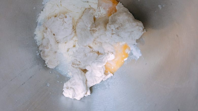 超软肉松包,加入发酵到1.5倍中种面团，要将面团分成小块。