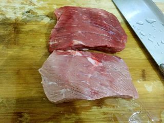 麻辣牛肉干,将牛肉（要选择全部是瘦肉的牛肉部位哈）洗净，切成块状备用