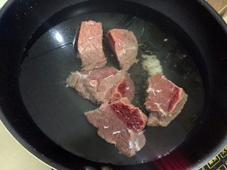 麻辣牛肉干,锅里放入清水，将牛肉下锅煮开去泡沫和血水