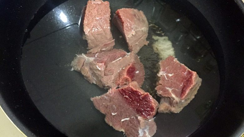 麻辣牛肉干,锅里放入清水，将牛肉下锅煮开去泡沫和血水
