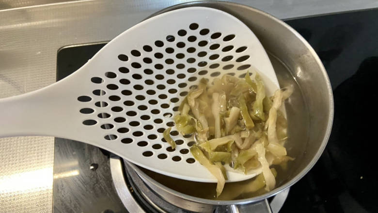 芹菜炒香干➕芹菜榨菜炒香干,榨菜丝过水以免过咸，也可以清水浸泡10分钟