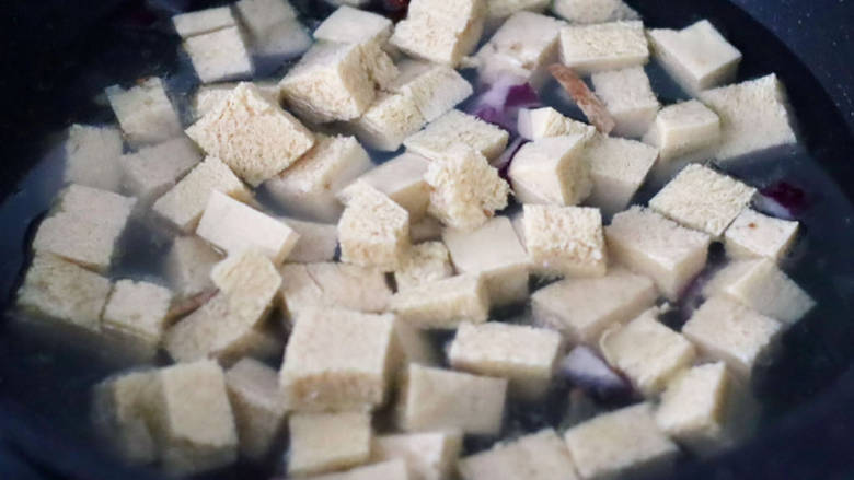 冻豆腐鱿鱼煲,锅中倒入适量的清水，放入冻豆腐。