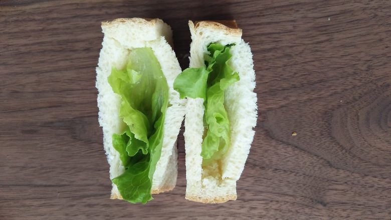 口袋三明治,7.	取一片合适的生菜叶放入扣掉芯的土司片里
