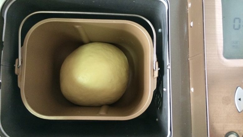 红薯酥皮小面包,将面团收圆后放入面包机内，进行一发，时间约30分钟。