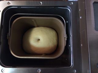 红薯酥皮小面包,发至面团2倍大，手指插入面团拔起，洞口回缩不明显即可。