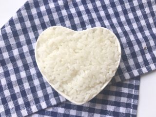 爱心咖喱饭,米饭用心型碗盛好。