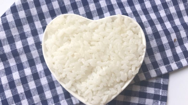 爱心咖喱饭,米饭用心型碗盛好。